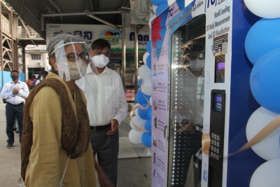 B'luru railway station installs mask, sanitiser vending machines | B'luru railway station installs mask, sanitiser vending machines