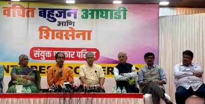 Thackeray-Ambedkar 'unity' rattles Maha politics; MVA lauds, BJP trashes | Thackeray-Ambedkar 'unity' rattles Maha politics; MVA lauds, BJP trashes