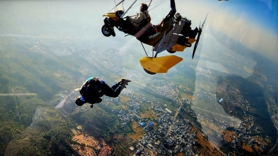 New record by MP-skydiver duo by dropping from 5,200 ft | New record by MP-skydiver duo by dropping from 5,200 ft
