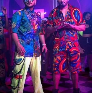 Honey Singh and Millind Gaba's 'Paris Ka Trip' is peppy number with dhol beats | Honey Singh and Millind Gaba's 'Paris Ka Trip' is peppy number with dhol beats