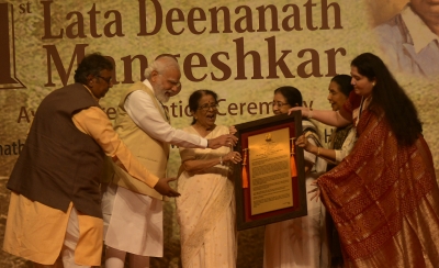Asha Bhosle's tongue-in-cheek tit-bits of Lata Didi regale PM, audience | Asha Bhosle's tongue-in-cheek tit-bits of Lata Didi regale PM, audience