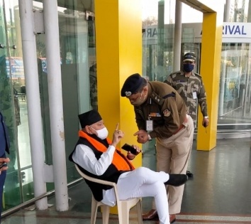 Modi's brother sits on dharna at Lucknow airport | Modi's brother sits on dharna at Lucknow airport