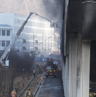 2 firefighters dead, 1 missing in S.Korea warehouse blaze | 2 firefighters dead, 1 missing in S.Korea warehouse blaze