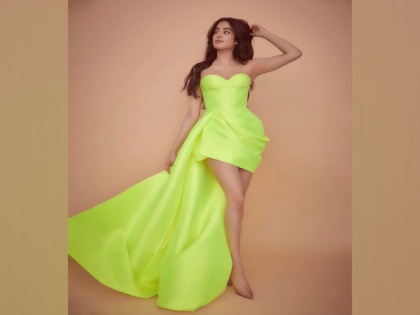 Janhvi Kapoor treats fans to stunning pictures in neon green ensemble | Janhvi Kapoor treats fans to stunning pictures in neon green ensemble