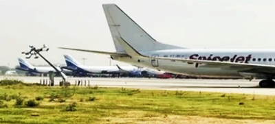 SpiceJet plane lands in Mumbai with cracked outer windshield | SpiceJet plane lands in Mumbai with cracked outer windshield SpiceJet plane lands in Mumbai with cracked outer windshield | SpiceJet plane lands in Mumbai with cracked outer windshield