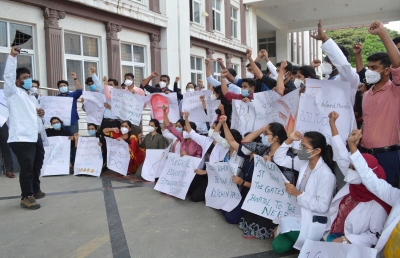 K'taka doctors on indefinite protest for Covid risk allowance | K'taka doctors on indefinite protest for Covid risk allowance
