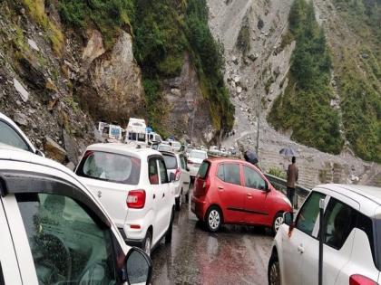 Debris after heavy rains blocks Badrinath Highway in Uttarakhand's Chamoli | Debris after heavy rains blocks Badrinath Highway in Uttarakhand's Chamoli