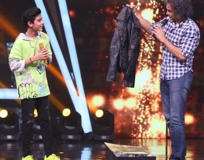 Imtiaz Ali gifts 'Rockstar' jacket to 'Superstar Singer 2' contestant | Imtiaz Ali gifts 'Rockstar' jacket to 'Superstar Singer 2' contestant