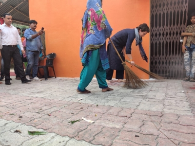 Priyanka picks up the broom in Dalit dwelling | Priyanka picks up the broom in Dalit dwelling