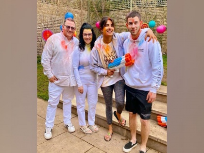 Priyanka Chopra celebrates Holi with Nick Jonas and his parents | Priyanka Chopra celebrates Holi with Nick Jonas and his parents