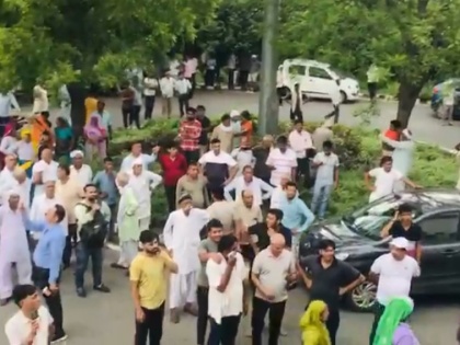 Land acquisition: Farmers stage protest in Gurugram; lock HSIIDC, Tehsil offices | Land acquisition: Farmers stage protest in Gurugram; lock HSIIDC, Tehsil offices
