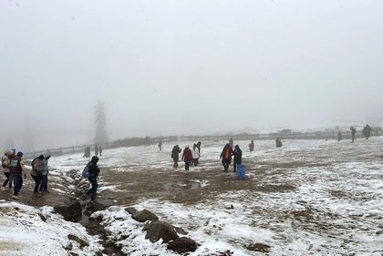 Higher reaches receive light snowfall in J&K | Higher reaches receive light snowfall in J&K Higher reaches receive light snowfall in J&K | Higher reaches receive light snowfall in J&K