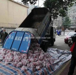 Garbage trucks delivering meat in Wuhan, sparks outrage | Garbage trucks delivering meat in Wuhan, sparks outrage Garbage trucks delivering meat in Wuhan, sparks outrage | Garbage trucks delivering meat in Wuhan, sparks outrage