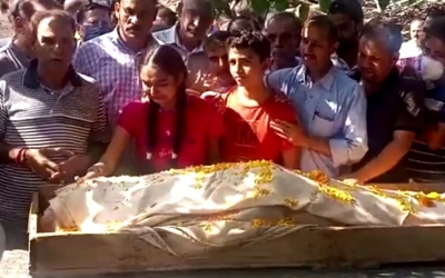 10 fear stricken Kashmiri Pandit families abandon homes in J&K's Shopian district | 10 fear stricken Kashmiri Pandit families abandon homes in J&K's Shopian district 10 fear stricken Kashmiri Pandit families abandon homes in J&K's Shopian district | 10 fear stricken Kashmiri Pandit families abandon homes in J&K's Shopian district