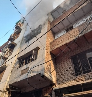 Fire breaks out at Delhi factory, doused | Fire breaks out at Delhi factory, doused