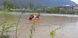After heavy rain, water level in rivers & streams rises in Kashmir | After heavy rain, water level in rivers & streams rises in Kashmir