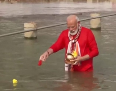 Modi takes holy dip in Ganga before inaugurating Kashi Vishwanath Corridor | Modi takes holy dip in Ganga before inaugurating Kashi Vishwanath Corridor
