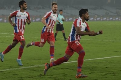 ISL: Late goals help ATK hold Bengaluru | ISL: Late goals help ATK hold Bengaluru ISL: Late goals help ATK hold Bengaluru | ISL: Late goals help ATK hold Bengaluru