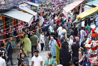 Eid shopping in Kashmir picks up as people throng markets | Eid shopping in Kashmir picks up as people throng markets Eid shopping in Kashmir picks up as people throng markets | Eid shopping in Kashmir picks up as people throng markets