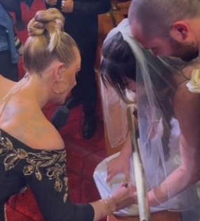 Adele signs bride's wedding dress who cut her big day short to attend concert | Adele signs bride's wedding dress who cut her big day short to attend concert