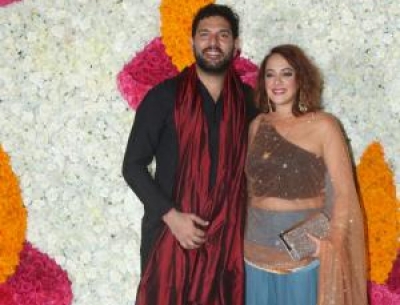 Irfan Pathan takes a cheeky dig at Yuvraj's V-Day post | Irfan Pathan takes a cheeky dig at Yuvraj's V-Day post