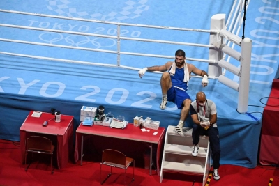 French boxer disqualified for headbutt, sits on ringside in protest | French boxer disqualified for headbutt, sits on ringside in protest
