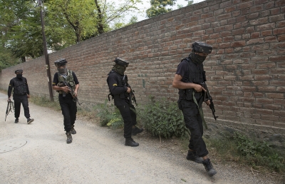 Policeman, civilian injured in Srinagar militant attack | Policeman, civilian injured in Srinagar militant attack Policeman, civilian injured in Srinagar militant attack | Policeman, civilian injured in Srinagar militant attack