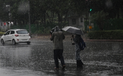 Rains, hailstorm lash Delhi-NCR | Rains, hailstorm lash Delhi-NCR