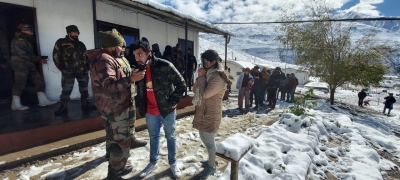 Army rescues 205 stuck tourists in Himachal | Army rescues 205 stuck tourists in Himachal