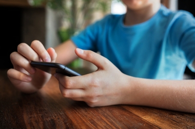 7 in 10 parents confess their phone use hurting relations with kids: Report | 7 in 10 parents confess their phone use hurting relations with kids: Report