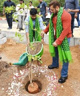 Salman Khan urges fans to plant trees | Salman Khan urges fans to plant trees