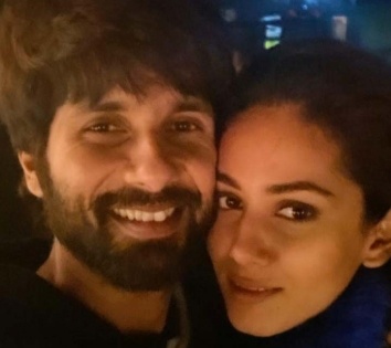 When 'questionably dressed' Shahid planted a kiss on Mira's cheek | When 'questionably dressed' Shahid planted a kiss on Mira's cheek