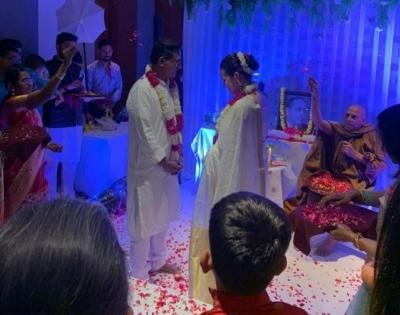 Celebrity IAS couple ties the knot with Ambedkar's picture as witness | Celebrity IAS couple ties the knot with Ambedkar's picture as witness