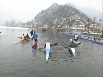 Players in Srinagar practice in frozen Dal lake ahead of national championship | Players in Srinagar practice in frozen Dal lake ahead of national championship