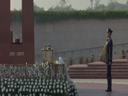 Air Marshal Rajesh Kumar pays tributes at National War Memorial | Air Marshal Rajesh Kumar pays tributes at National War Memorial