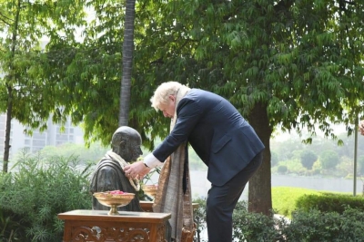 Boris Johnson visits Sabarmati Ashram, tries his hand at spinning on 'Charkha' | Boris Johnson visits Sabarmati Ashram, tries his hand at spinning on 'Charkha'