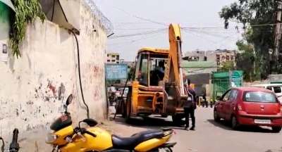 Demolition drive: Bulldozer leaves Shaheen Bagh, shuttering manually removed | Demolition drive: Bulldozer leaves Shaheen Bagh, shuttering manually removed