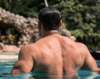 Salman Khan brings 'sexy back' in new shirtless picture in pool | Salman Khan brings 'sexy back' in new shirtless picture in pool