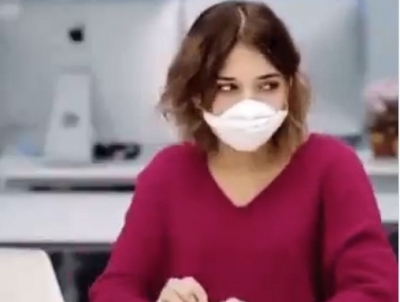 Netizens laud Mahindra's DIY technique to make face mask | Netizens laud Mahindra's DIY technique to make face mask