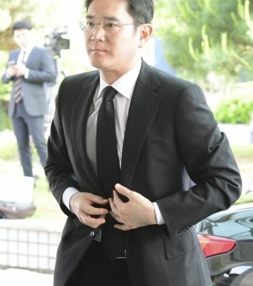 S.Korean regulator gives warning against Samsung chief over false data | S.Korean regulator gives warning against Samsung chief over false data