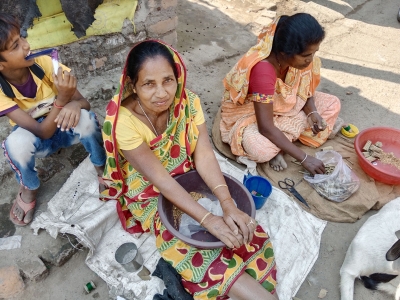 Health goes up in smoke as Farakka's female beedi rollers stay put for a pittance | Health goes up in smoke as Farakka's female beedi rollers stay put for a pittance
