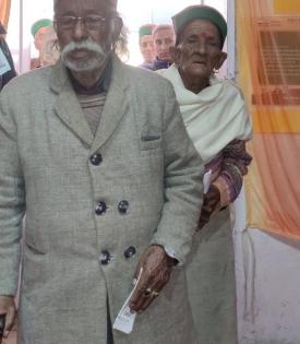 90-yr-old casts his vote at school opened in 1890 in Himachal | 90-yr-old casts his vote at school opened in 1890 in Himachal