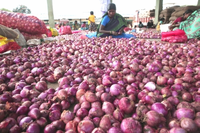 SP, Congress launch unique protest on onion prices | SP, Congress launch unique protest on onion prices