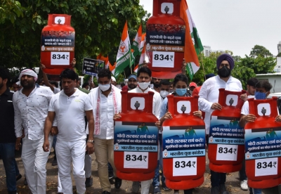 Youth Cong workers protest against LPG price hike in Delhi | Youth Cong workers protest against LPG price hike in Delhi