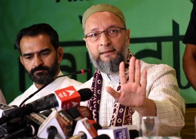 Owaisi appeals for peace during Friday prayers | Owaisi appeals for peace during Friday prayers