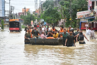 Indian Oil delivering cooking gas via boats in flood-hit Assam | Indian Oil delivering cooking gas via boats in flood-hit Assam
