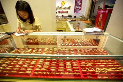 Gold, silver prices dip after aggressive profit booking from record levels | Gold, silver prices dip after aggressive profit booking from record levels Gold, silver prices dip after aggressive profit booking from record levels | Gold, silver prices dip after aggressive profit booking from record levels