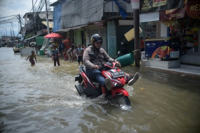 3-metre-high flood submerges Indonesia, 1 killed | 3-metre-high flood submerges Indonesia, 1 killed