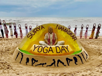 Sudarshan Pattnaik creates Modi's sand sculpture on Yoga Day eve | Sudarshan Pattnaik creates Modi's sand sculpture on Yoga Day eve