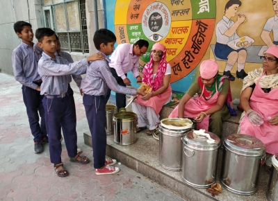 Anganwadi teacher delivers mid-day meal amid COVID-19 fear | Anganwadi teacher delivers mid-day meal amid COVID-19 fear Anganwadi teacher delivers mid-day meal amid COVID-19 fear | Anganwadi teacher delivers mid-day meal amid COVID-19 fear
